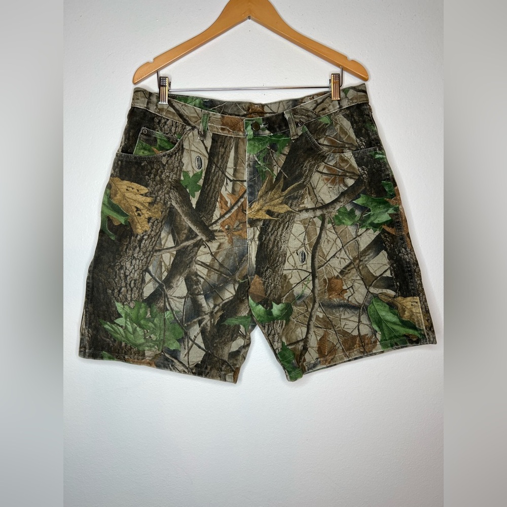 VTG - Wrangler Realtree Camo Denim Shorts. MENS 36